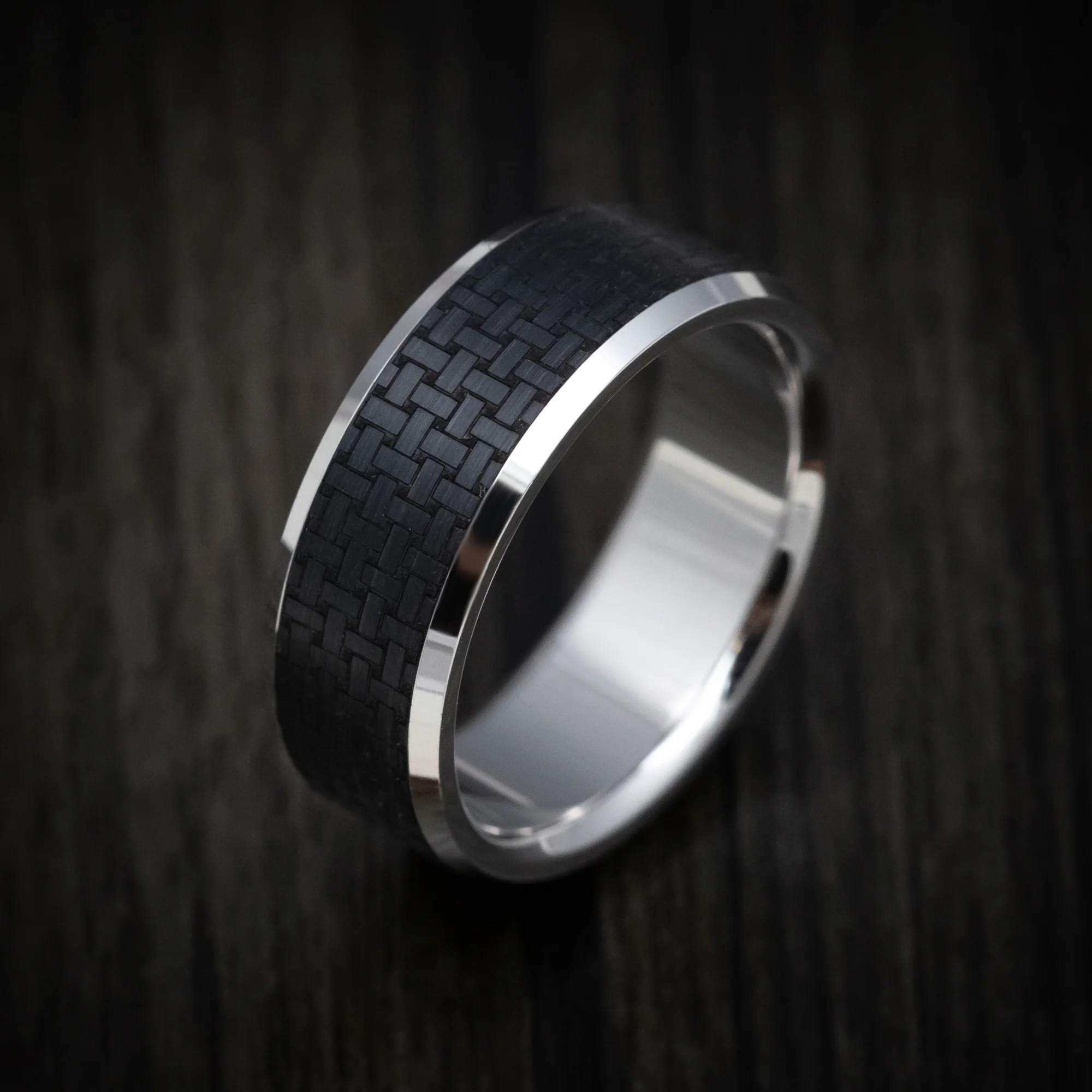14K Gold and Carbon Fiber Men's Ring with Geometric Pattern - Image 3