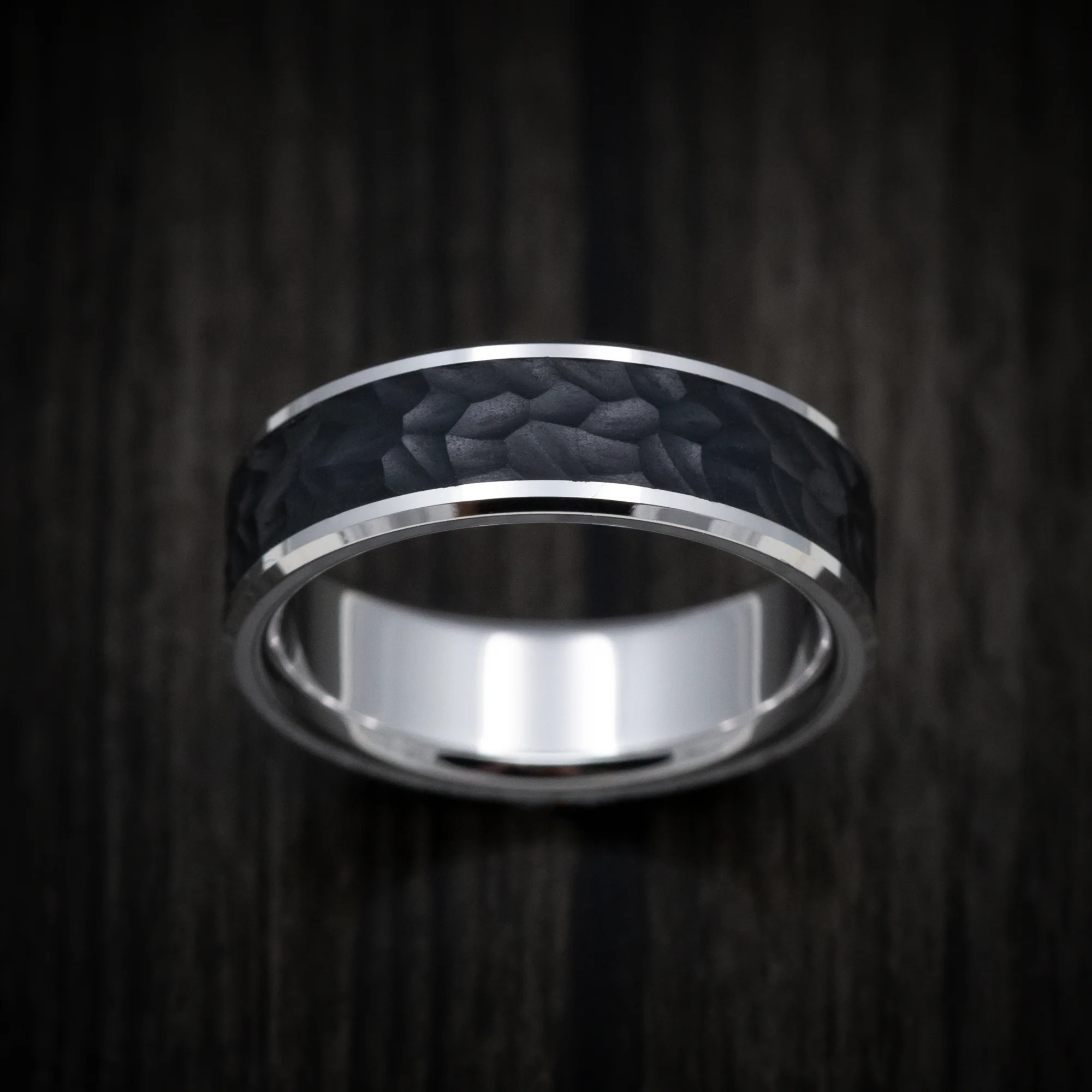 14K Gold and Carbon Fiber Men's Ring with Hammer Finish - Image 2