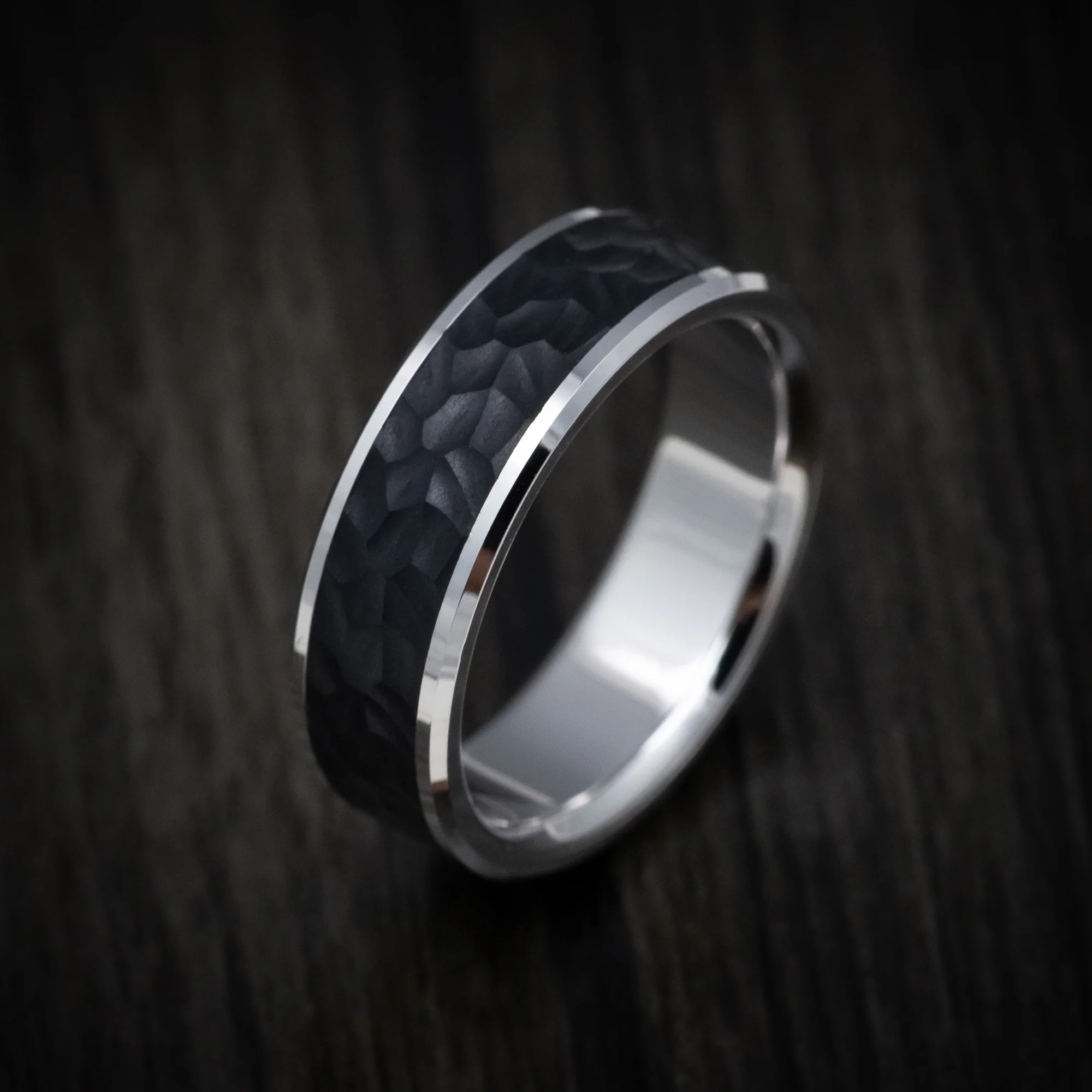 14K Gold and Carbon Fiber Men's Ring with Hammer Finish - Image 3
