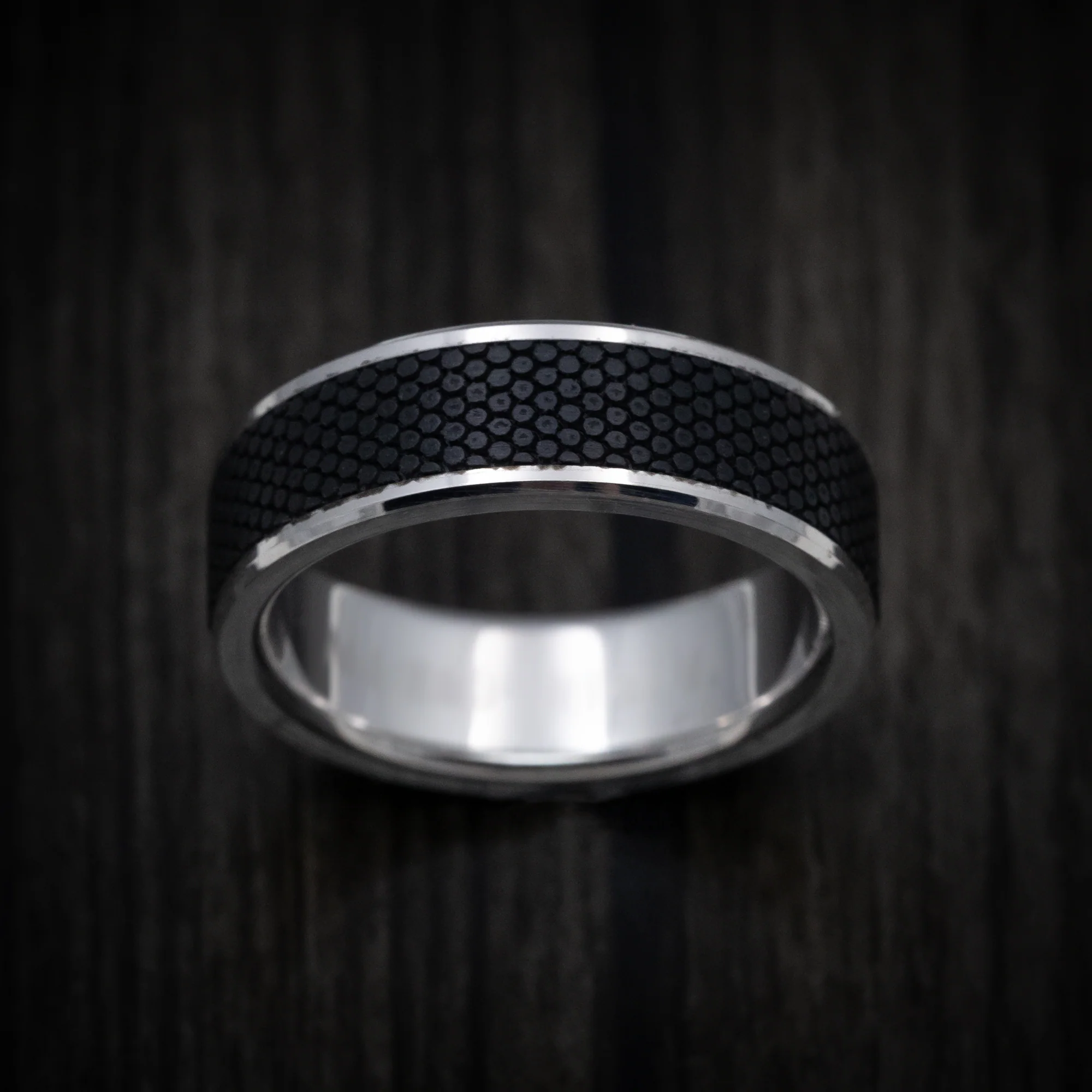 14K Gold and Carbon Fiber Men's Ring with Organic Design Pattern - Image 2