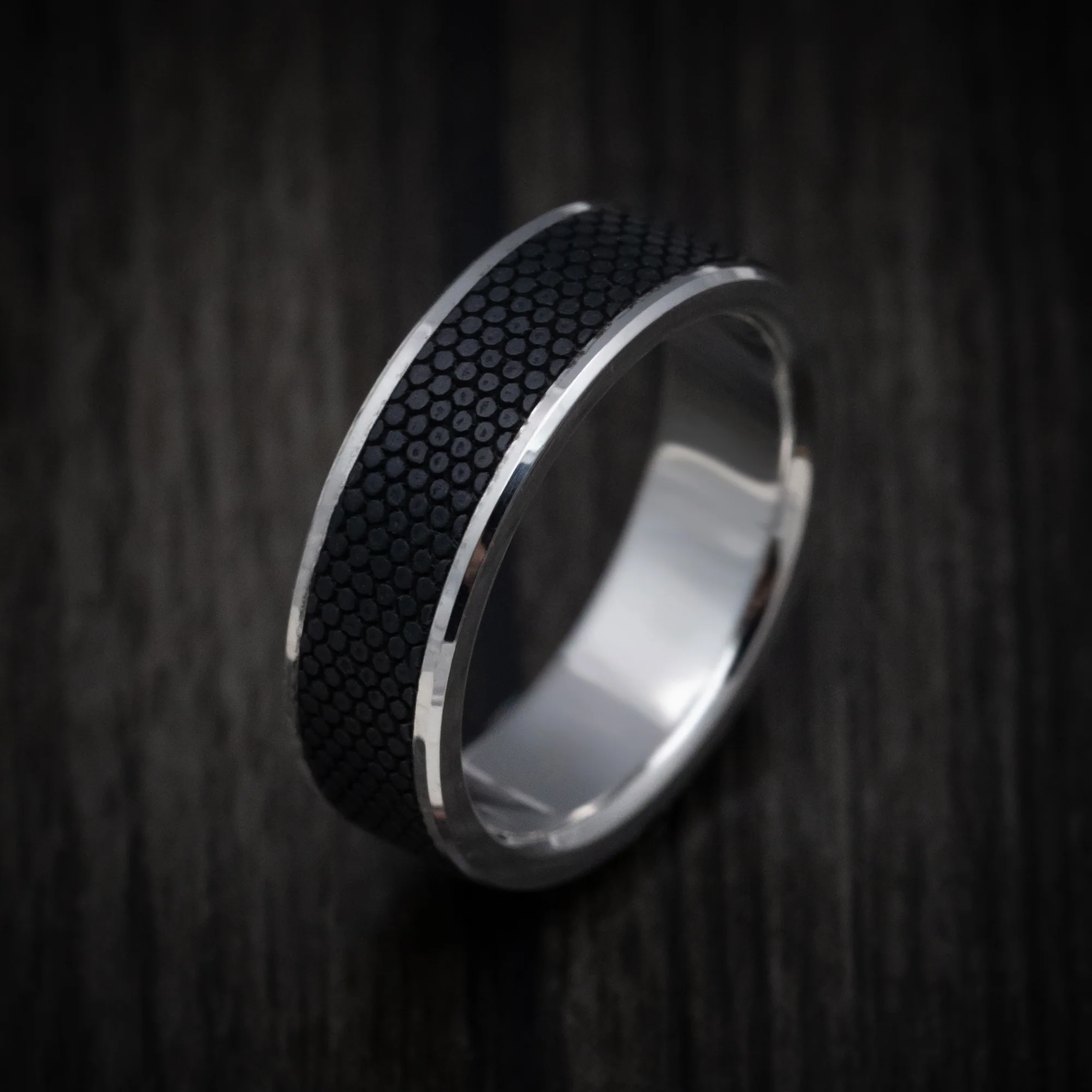 14K Gold and Carbon Fiber Men's Ring with Organic Design Pattern - Image 3