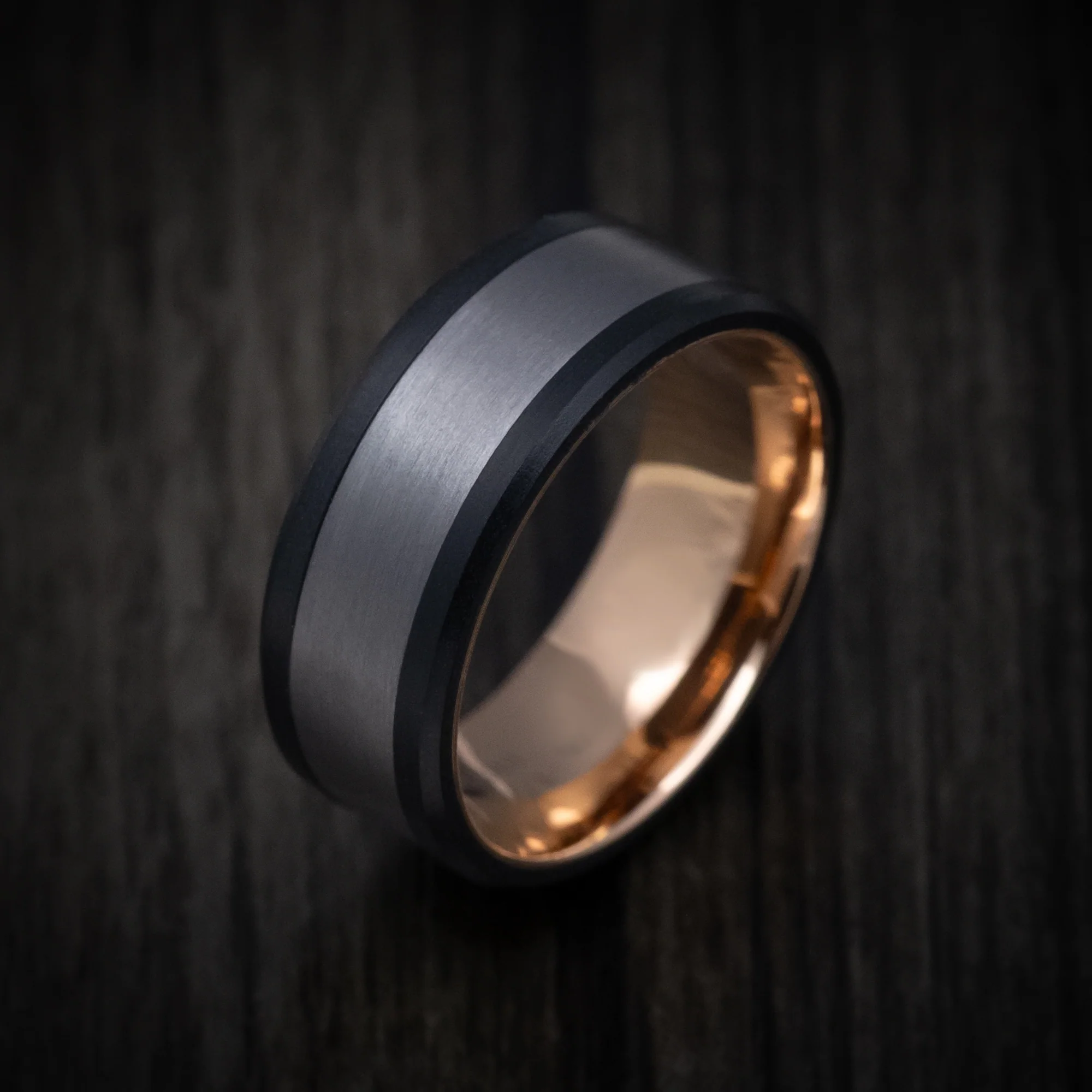 14K Gold and Tantalum Men's Ring with Carbon Fiber Accents - Image 3