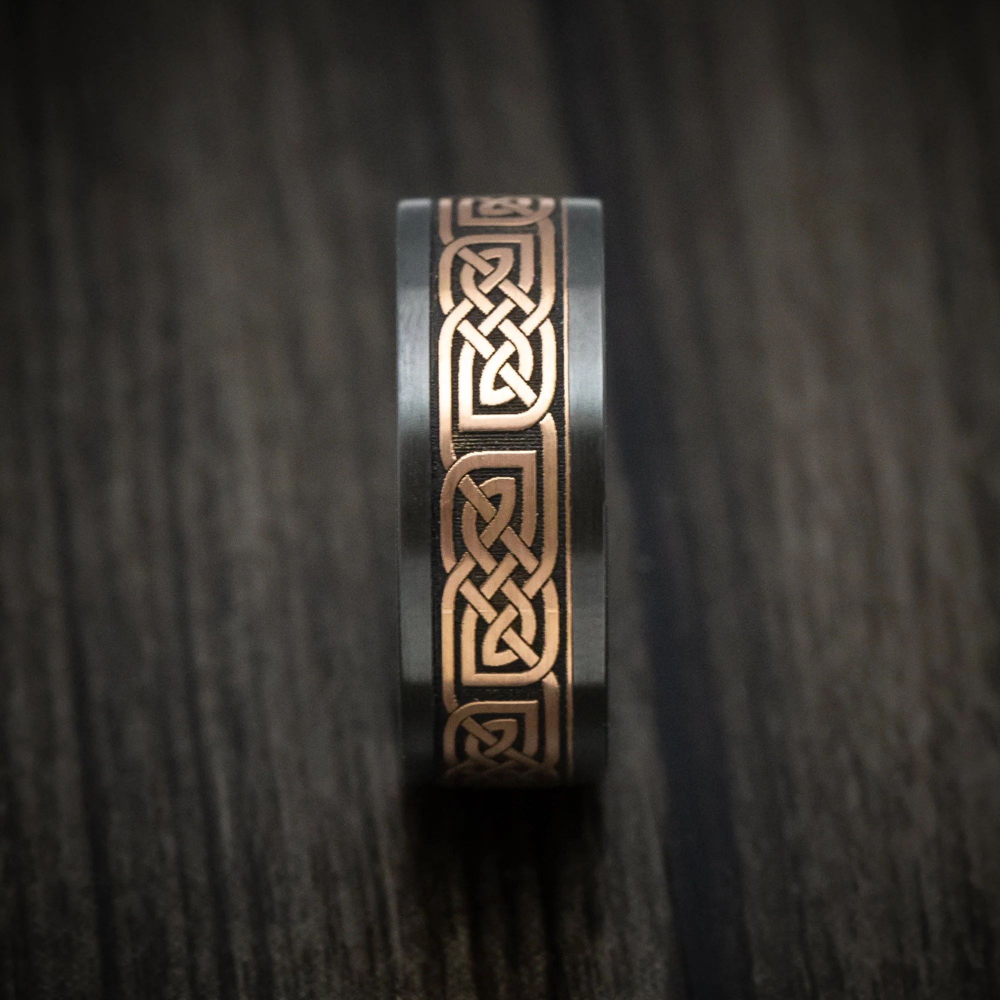 Black Titanium and Woodgrain Kuro Damascus Steel 14K Gold Celtic Knot Pattern Inlay Men's Ring - Image 3
