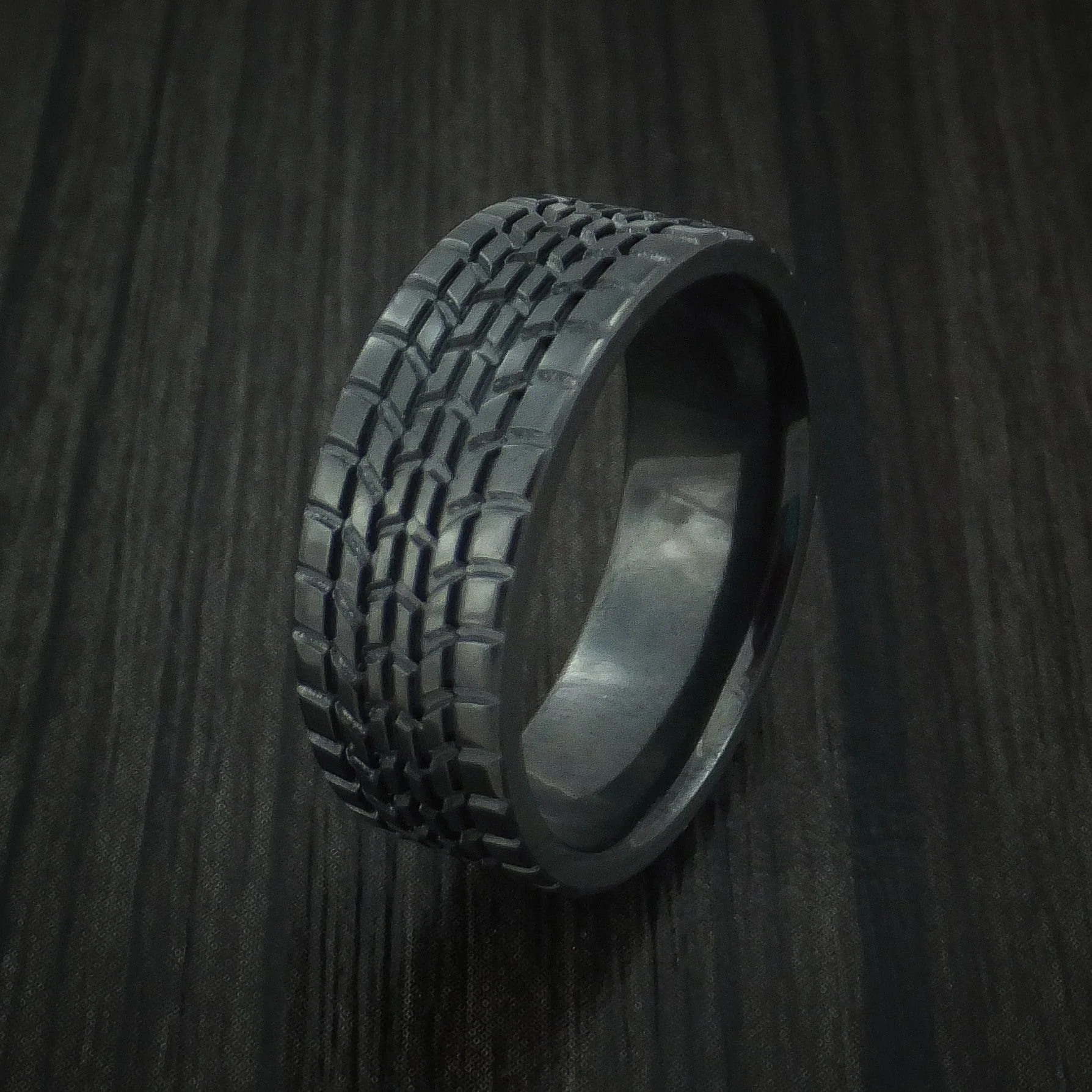 Black Titanium Men's Ring Textured Tread Pattern Band - Image 4