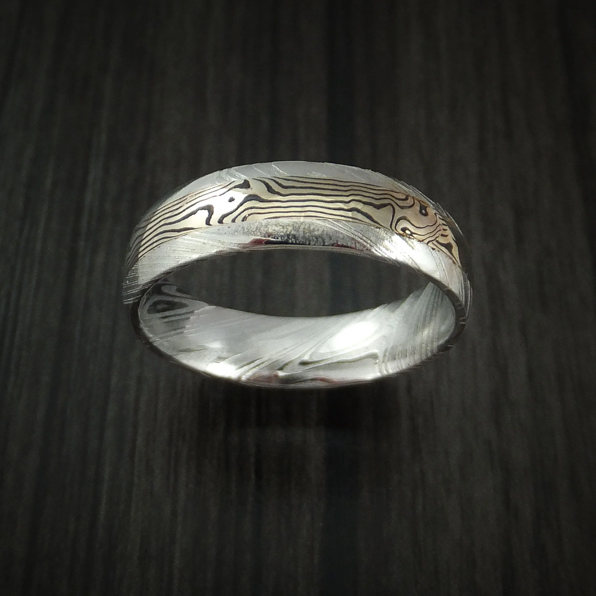 Woodgrain Kuro Damascus Steel and 18K Yellow Gold Mokume Gane Shakudo Inlay Custom Made Men's Band - Image 2
