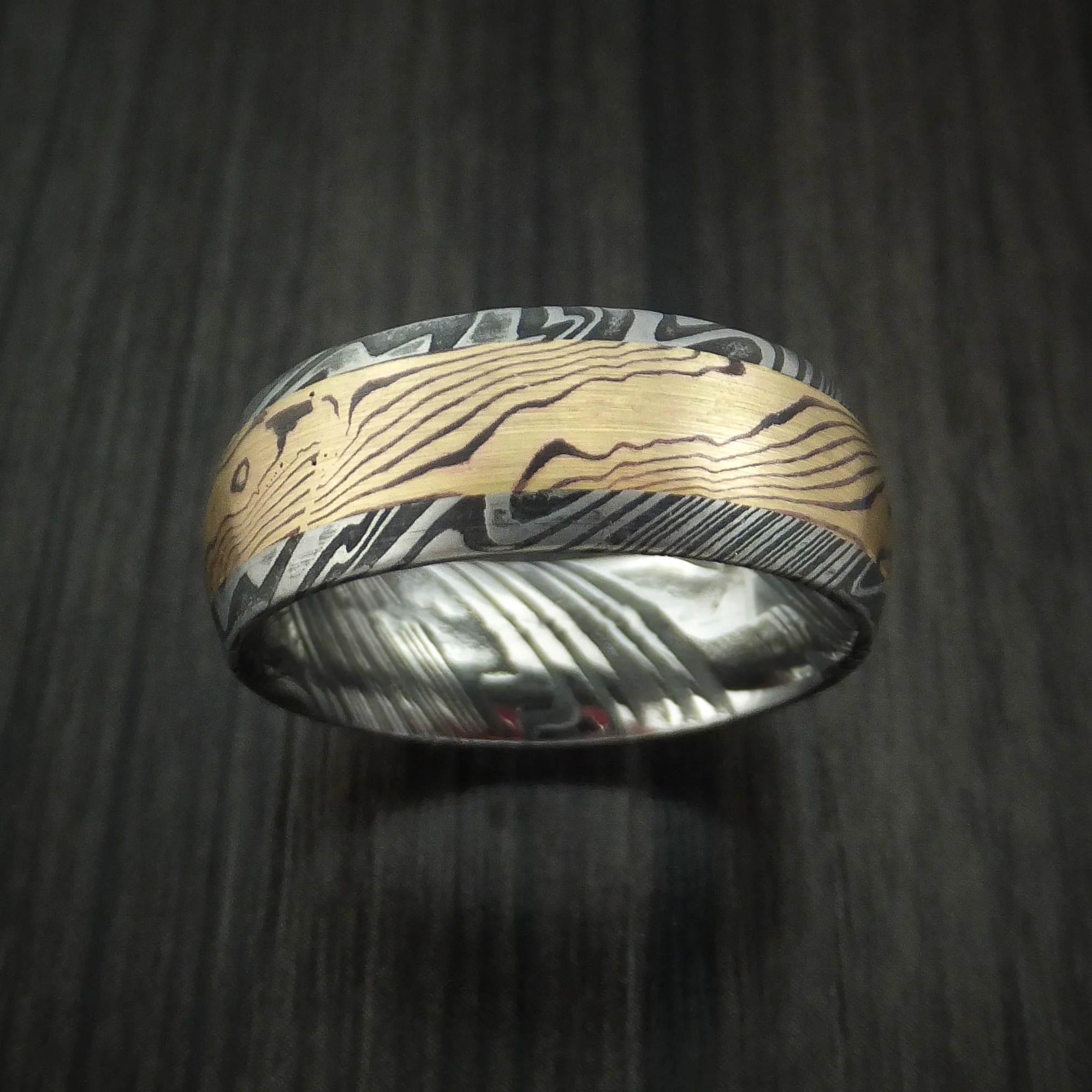 Woodgrain Kuro Damascus Steel and Yellow Gold Mokume Shakudo Gane Inlay Custom Made Men's Band - Image 2