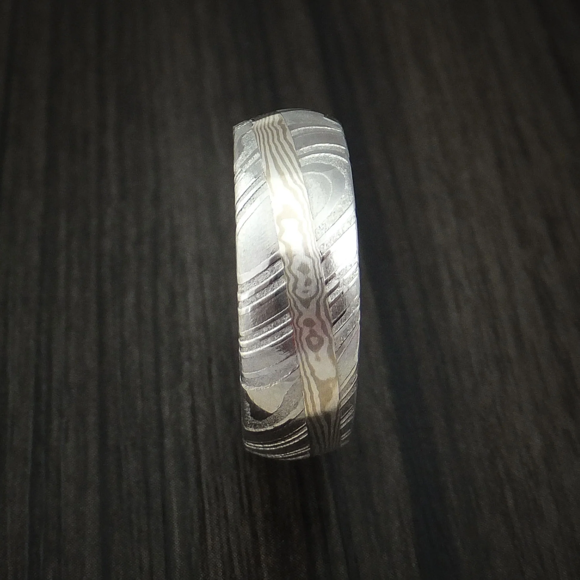 Woodgrain Kuro Damascus Steel Men's Ring with Palladium Mokume Gane Angled Inlay Custom Made Band - Image 3