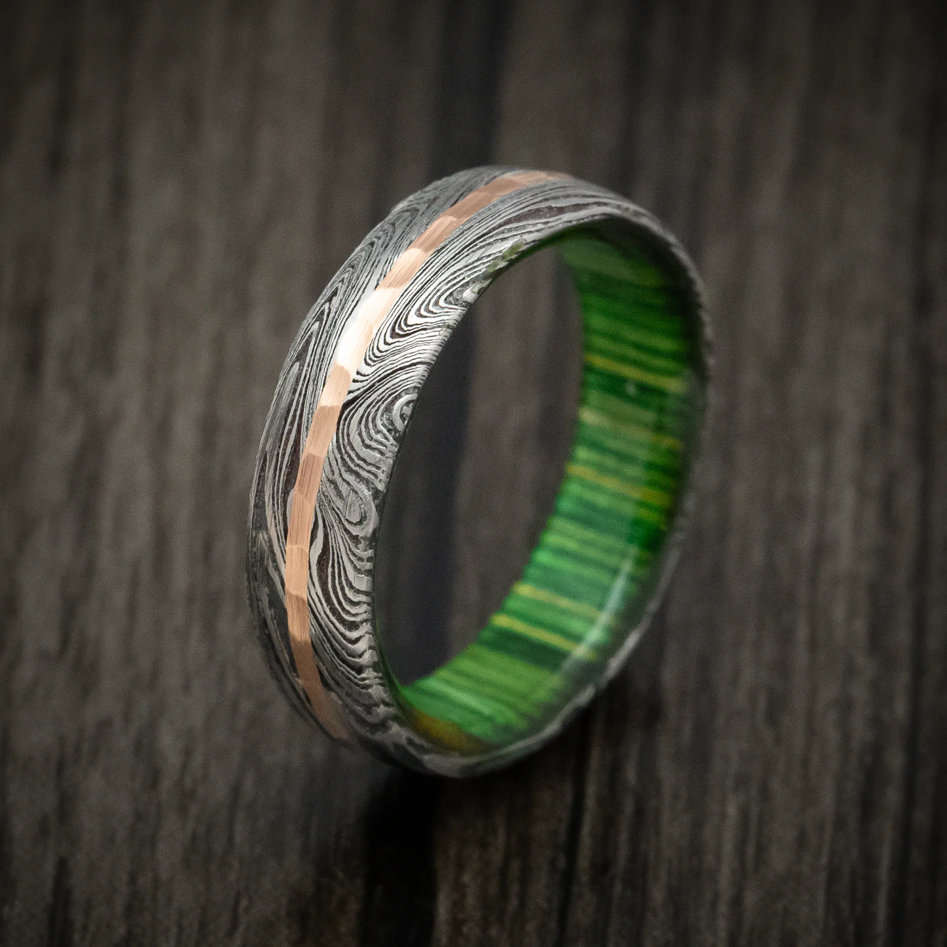 Marble Kuro Damascus Steel Men's Ring with Hammered Gold Inlay and Wood Sleeve - Image 4